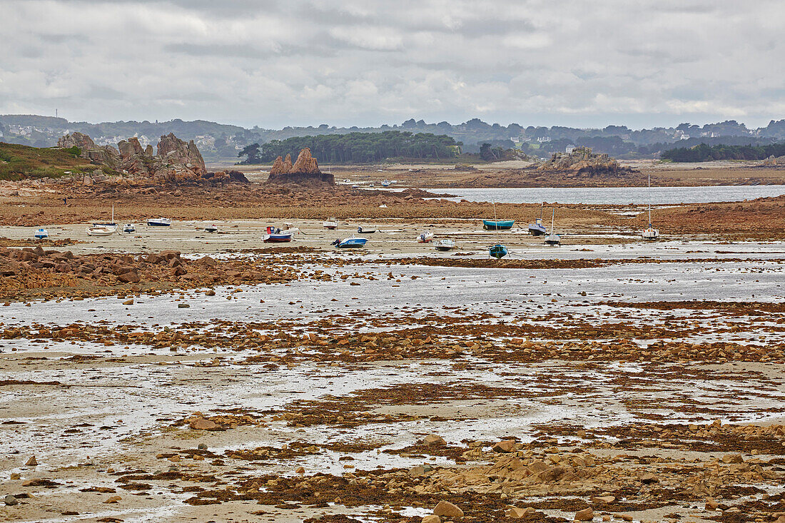 Küstenlandschaft beim, Haus zwischen den Felsenin der Region, Le Gouffre, Plougrescant, Atlantik, Dept. Côtes-d'Armor, Bretagne, Frankreich, Europa