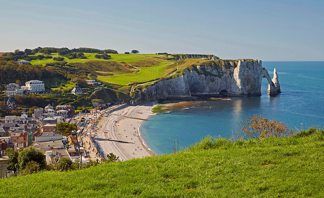 Steep coast at Étretat and the, Falaise d' Aval, Dept. Seine-Maritime, Normande, France, Europe