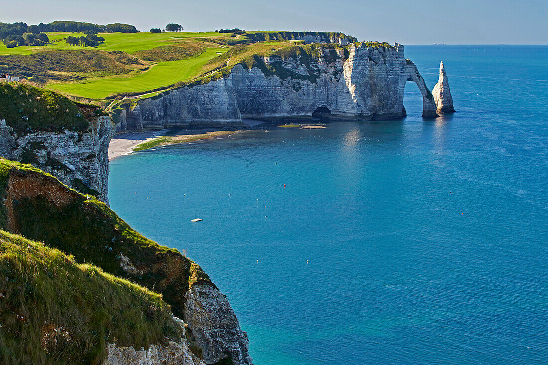 Steep coast at Étretat and the, Falaise d' Aval, Dept. Seine-Maritime, Normande, France, Europe