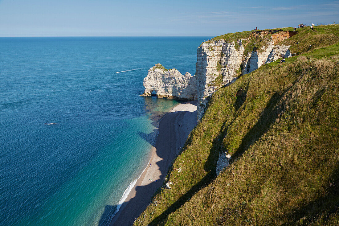 Steilküste von Étretat mit, Falaise d' Amont, Dept. Seine-Maritime, Normandie, Frankreich, Europa