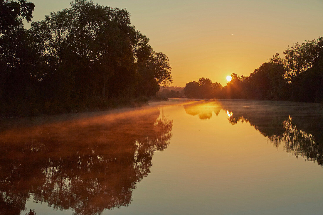 Early morning on the river, La Vilainenear Guipry-Messac, Sunrise, Houseboat, Departement Ille-et-Vilaine, Brittany, France, Europe