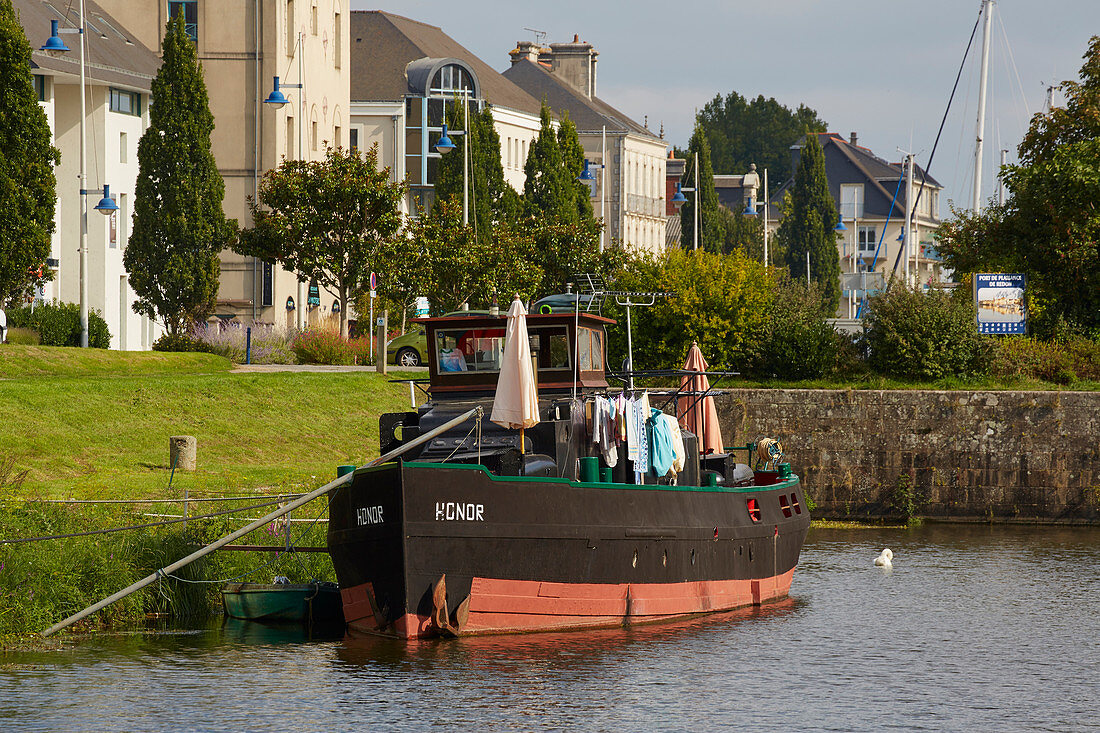 Altes Schiff im Hafen von Redon, Grand Bassin, Dept. Ille-et-Vilaine, Bretagne, Frankreich, Europa