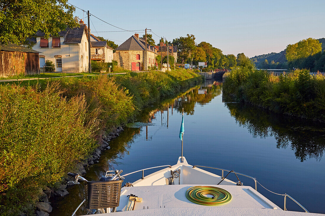 Morgenstimmung bei der Schleuse Nr.11, Macaireauf dem Fluß La Vilaine, Hausboot, Dept. Ille-et-Vilaine, Bretagne, Frankreich, Europa