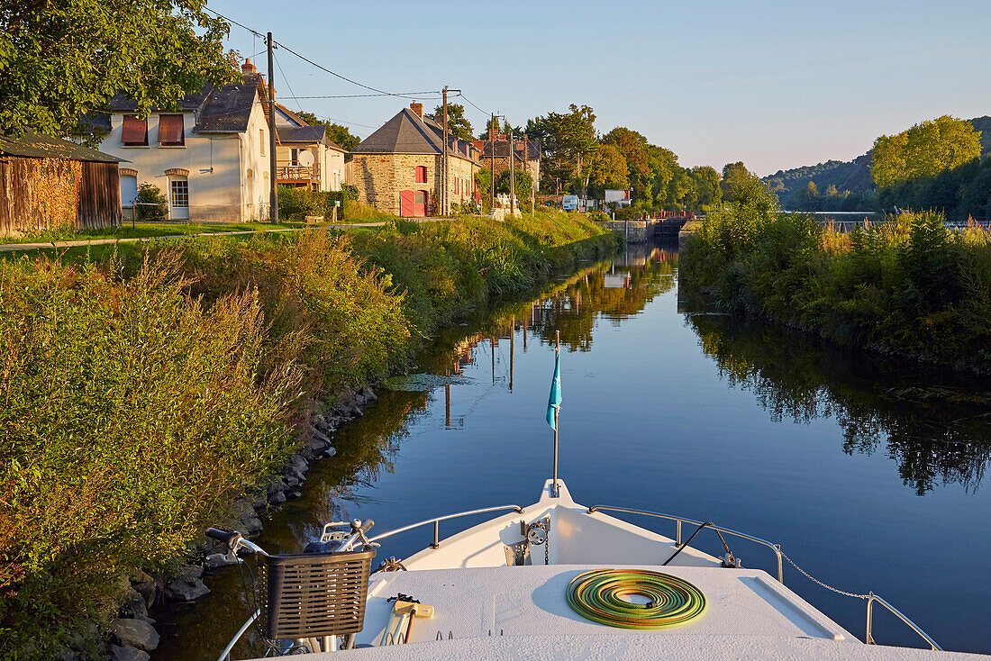 Morning on the river, La Vilainenear lock No11, Macaire, Houseboat, Departement Ille-et-Vilaine, Brittany, France, Europe