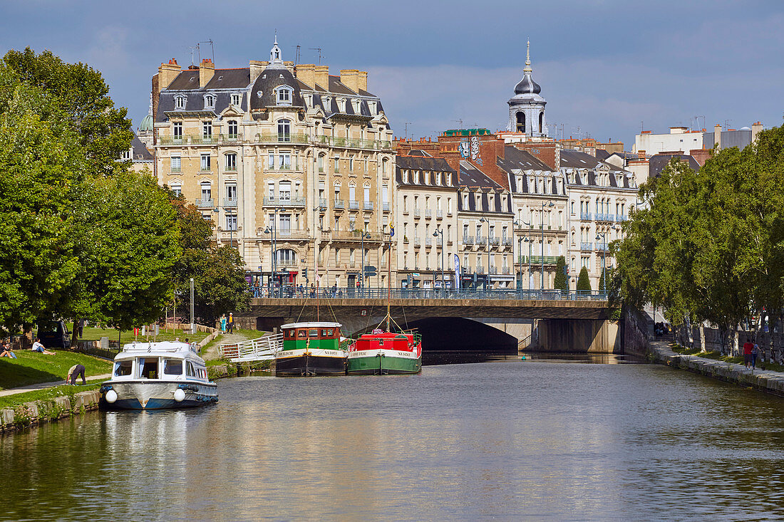 By houseboat at the port of Rennes, River, La Vilaine, Rennes, Departement Ille-et-Vilaine, Brittany, France, Europe