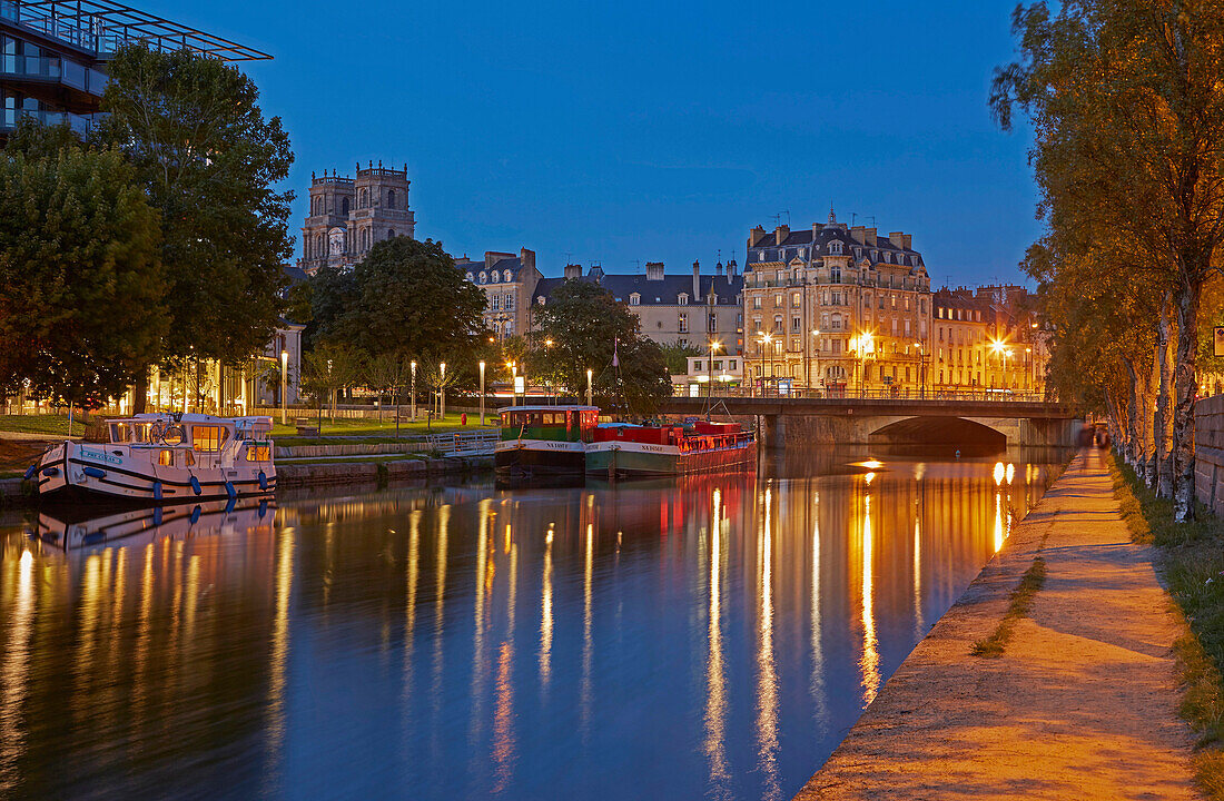 By houseboat at the port of Rennes, River, La Vilaine, Rennes, Departement Ille-et-Vilaine, Brittany, France, Europe