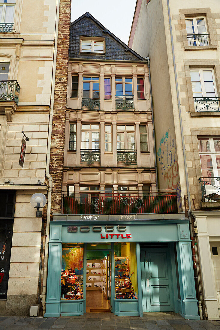 Morning in the old city of Rennes, Departement Ille-et-Vilaine, Brittany, France, Europe