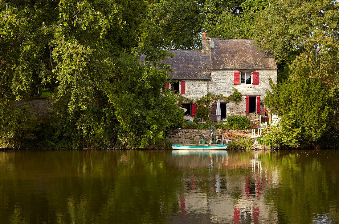 Haus bei der Schleuse Nr.9, Gailieuauf dem Fluß La Vilaine, Hausboot, Dept. Ille-et-Vilaine, Bretagne, Frankreich, Europa