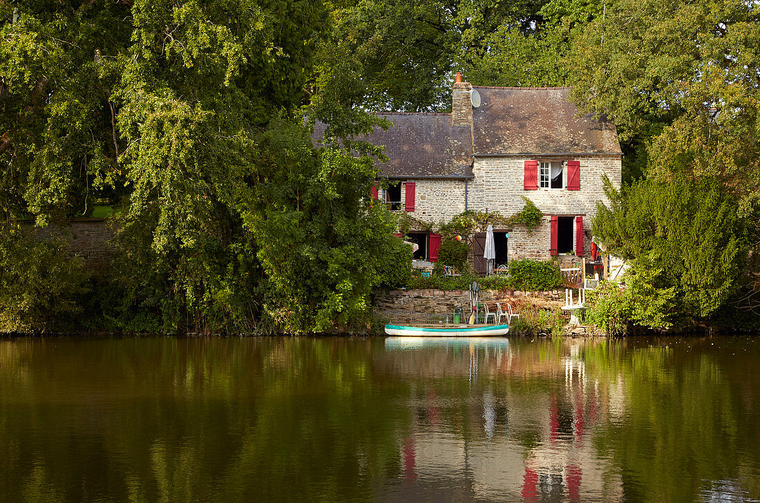 Housel at lock No 9, Gailieu, River, La Vilaine, Houseboat, Departement Ille-et-Vilaine, Brittany, France, Europe