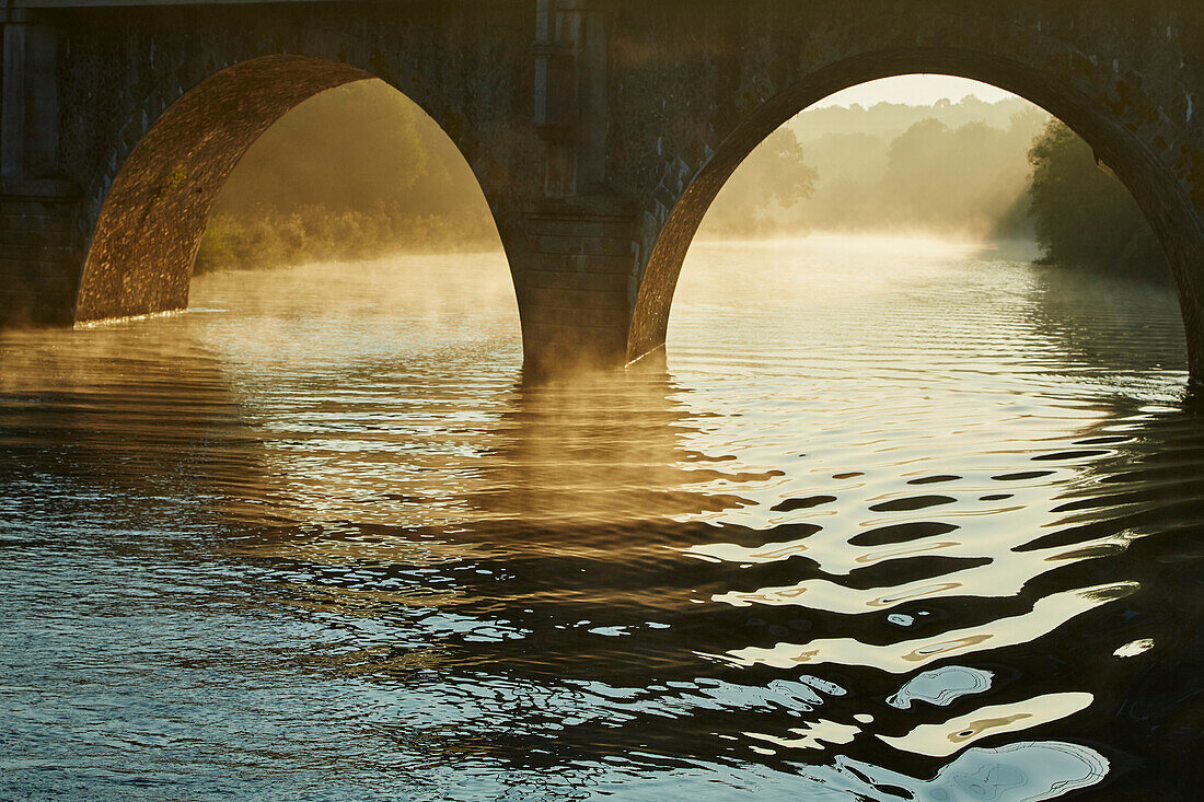 Bridge across the river, La Vilainenear Pléchâtel, Early morning, Departement Ille-et-Vilaine, Brittany, France, Europe