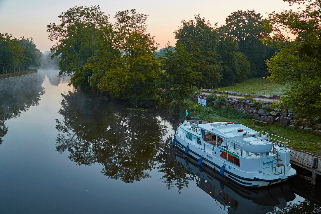 Sunrise, Houseboat at the moorings of St. Laurent, River Oust and, Canal de Nantes à Brest, Departement Morbihan, Brittany, France, Europe