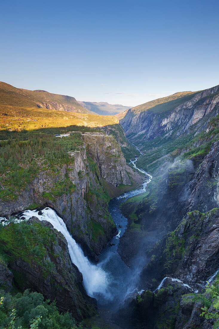 Tiefe Schlucht des Flusses Bjoreio mit Wasserfall Vøringsfossen am Westrand der Hardangervidda, Voringfossen, Eidfjord, Hordaland, Norwegen, Skandinavien