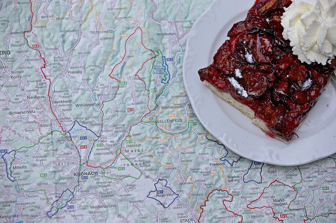 Köstlicher Kuchen auf einer Landkarte