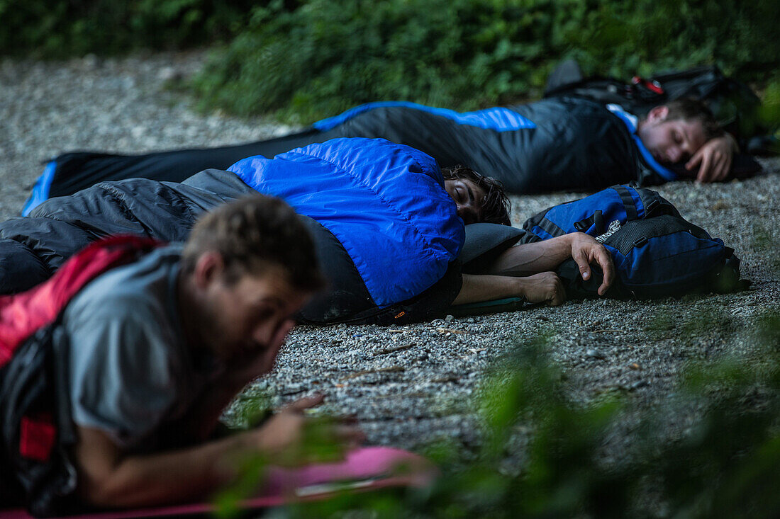 Drei junge Männer campen an einem See, Freilassing, Bayern, Deutschland