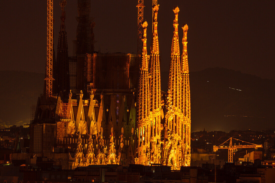 La Sagrada Familia über Barcelona, Kirche, Kathedrale, Architekt Antonio Gaudi, Modernismus, Jugendstil, Stadtviertel Eixample, Barcelona, Katalonien, Spanien, Europa