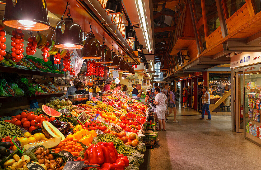 Mercat de Santa Caterina, market hall, built 1848 with waved roof, architect Enric Miralles, St. Piere and La Ribera quarter, Ciutat Vella, old town, Barcelona, Catalunya, Catalonia, Spain