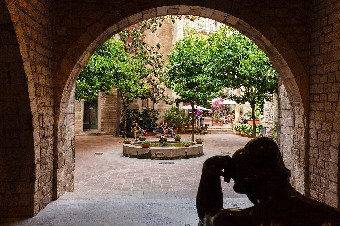 patio with fountain and und cafe, Museu Frederic Mares, Barri Gotic, gothic quarter, Ciutat Vella, old town, Barcelona, Catalunya, Catalonia, Spain, Europe