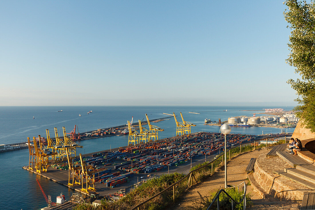 Aussichtspunkt am Castell de Montjuic mit Blick über den Containerhafen, Container, Kräne, Berg Montjuic, Barcelona, Katalonien, Spanien, Europa
