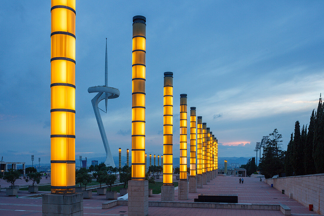 Lichtsäulen, Architekten Frederico Correa und Alfonso Milá, Torre de Calatrava, Telekomunikationsturm, Architekt Santiago Calatrava, Anella Olimpica, Olympiagelände von 1992, Berg Montjuic, Barcelona, Katalonien, Spanien, Europa