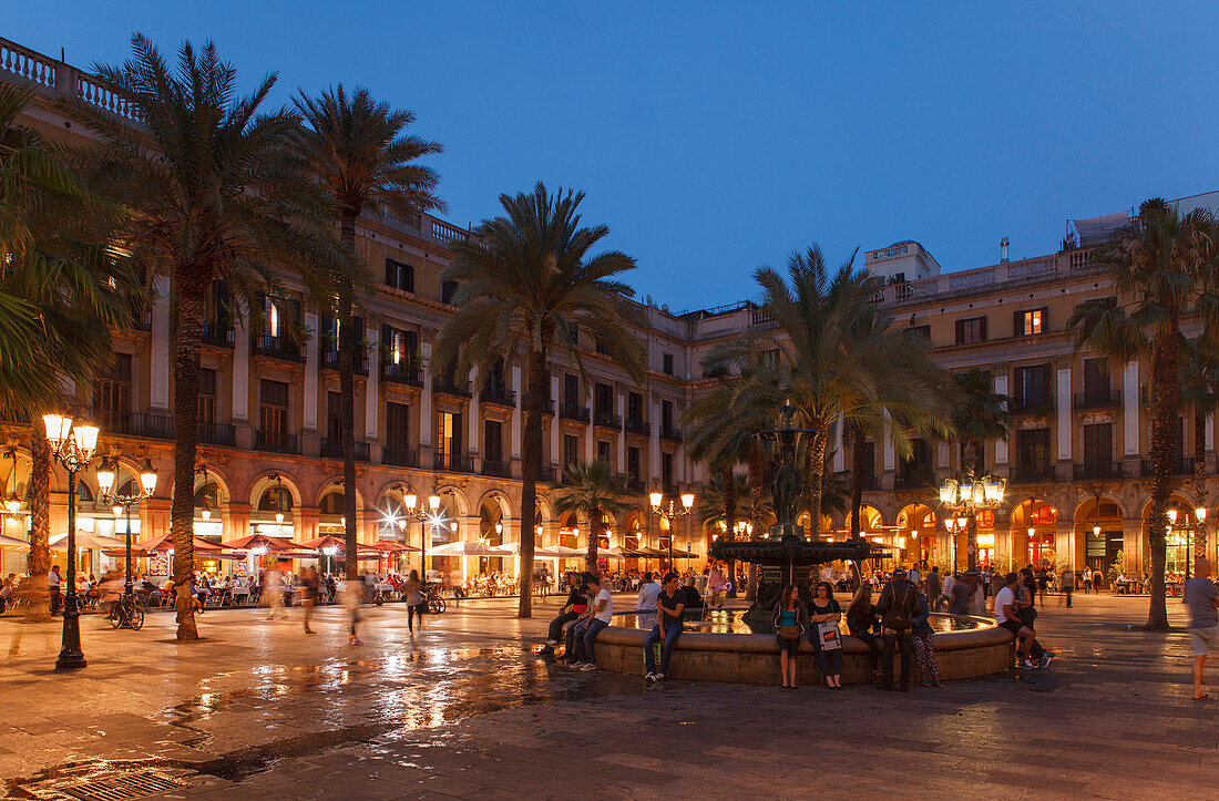 Placa Reial, Platz mit Palmen, Brunnen, Barri Gotic, gotisches Viertel, Ciutat Vella, Altstadt, Barcelona, Katalonien, Spanien, Europa
