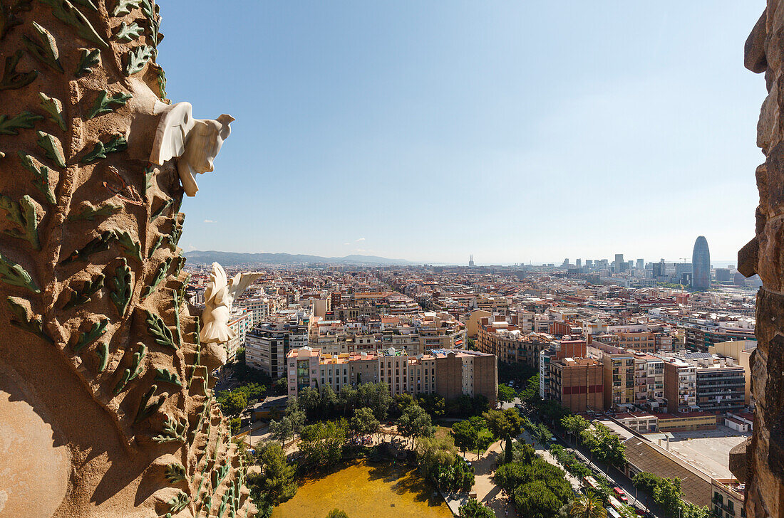 Blick von einem Turm der La Sagrada Familia über Barcelona, Spitze der Ostfassade, Baum des Lebens mit Tauben, Kirche, Kathedrale, Architekt Antonio Gaudi, UNESCO Welterbe, Modernismus, Jugendstil, Stadtviertel Eixample, Barcelona, Katalonien, Spanien, Eu