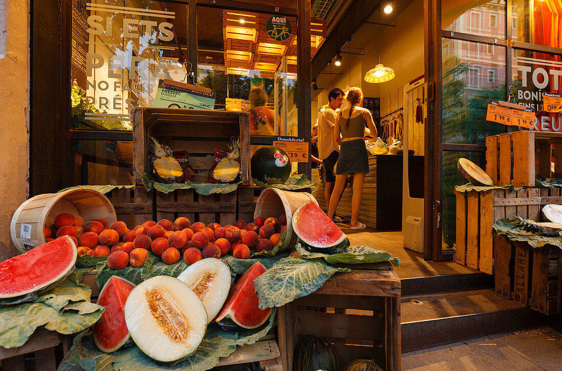 peaches and melions, fruit, greengrocer, city district Gracia, Barcelona, Catalunya, Catalonia, Spain, Europe
