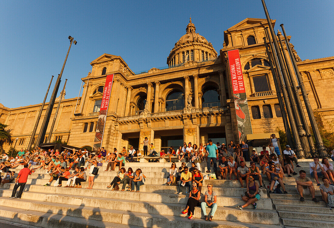 Menschen auf der Freitreppe vor dem Palau Nacional, erbaut zur Weltausstellung 1929, Museu Nacional d´Art de Catalunya, Museum für katalanische Kunst, Berg Montjuic, Barcelona, Katalonien, Spanien, Europa