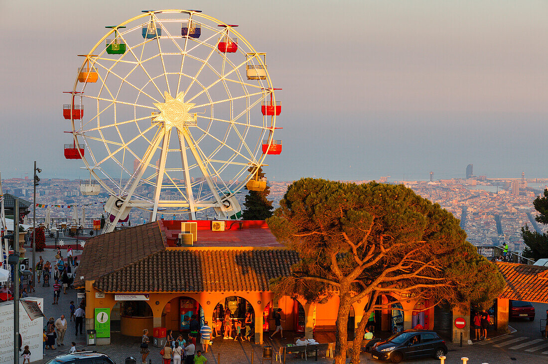 Riesenrad über der Stadt, Parc de Atraccions, Freizeitpark, Vergnügungspark, Tibidabo, Barcelona, Katalonien, Spanien, Europa