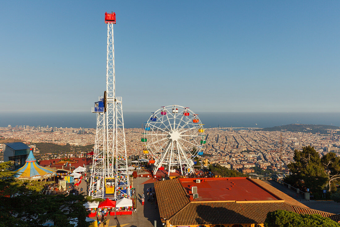 Riesenrad über der Stadt, Parc de Atraccions, Freizeitpark, Vergnügungspark, Tibidabo, Barcelona, Katalonien, Spanien, Europa