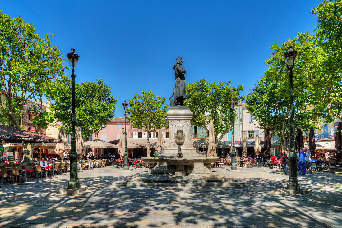 Place St. Louis mit Statue von Ludwig IX., Aigues-Mortes, Gard, Languedoc-Roussillon, Frankreich