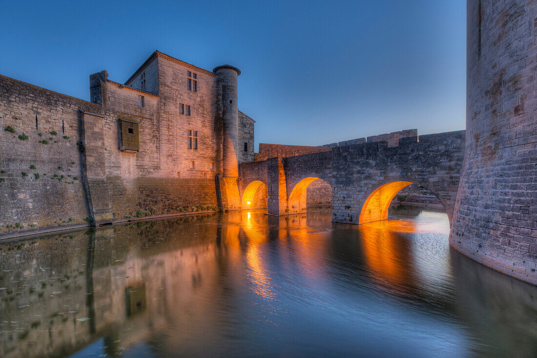 Brücke zum Tour de Constance, Stadtmauer, Aigues-Mortes, Gard, Languedoc-Roussillon, Frankreich