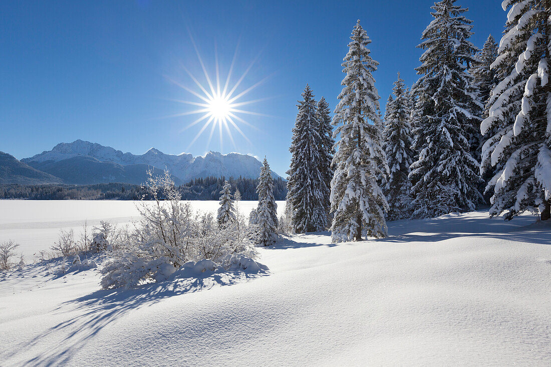 Winter landscape at Barmsee, view to Soiern range and Karwendel range, Bavaria, Germany