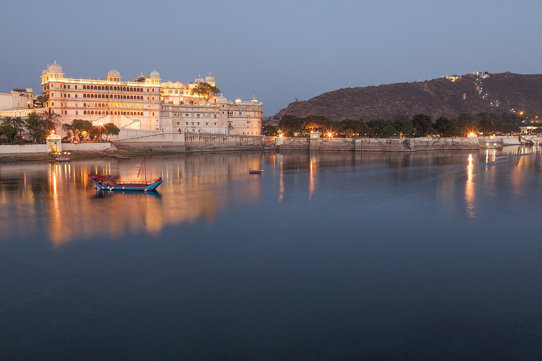 City Palace in Udaipur at night, reflected in Lake Pichola, Udaipur, Rajasthan, India, Asia