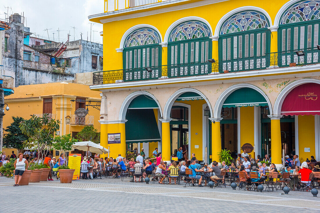 Plaza Vieja, La Habana Vieja (Old Havana), UNESCO World Heritage Site, Havana, Cuba, West Indies, Caribbean, Central America