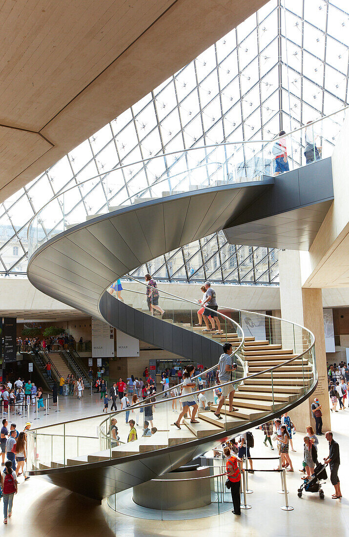 Die gläserne Pyramide. Louvre-Museum. Paris. Frankreich.