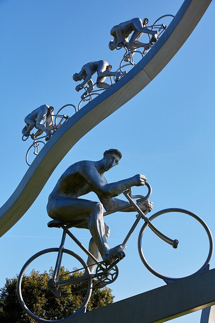 Denkmal für die Tour de France von Jean-Bernard Métais neben der Raststätte "Les Pyrénées" an der Autobahn A64 (Bayonne-Toulouse). Frankreich.