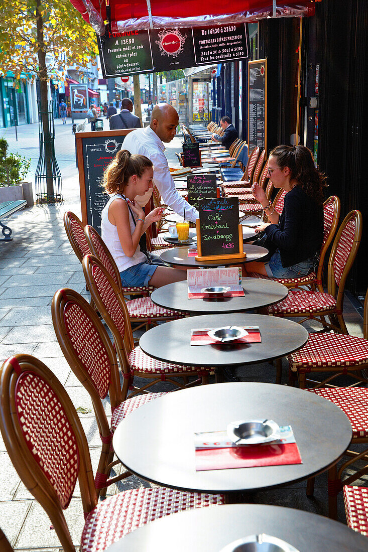 Terrassenrestaurant. Rue Rambuteau Straße. Paris. Frankreich. Europa.