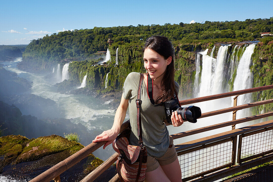 Junge Frau. Iguazú-Fälle. Iguazú-Nationalpark. Argentinien/Brasilien