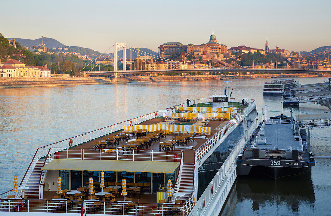 Blick auf Buda und Schiffe , Budapest , Burgpalast , Matthiaskirche , Fischerbastei in Buda , Donau , Ungarn , Europa