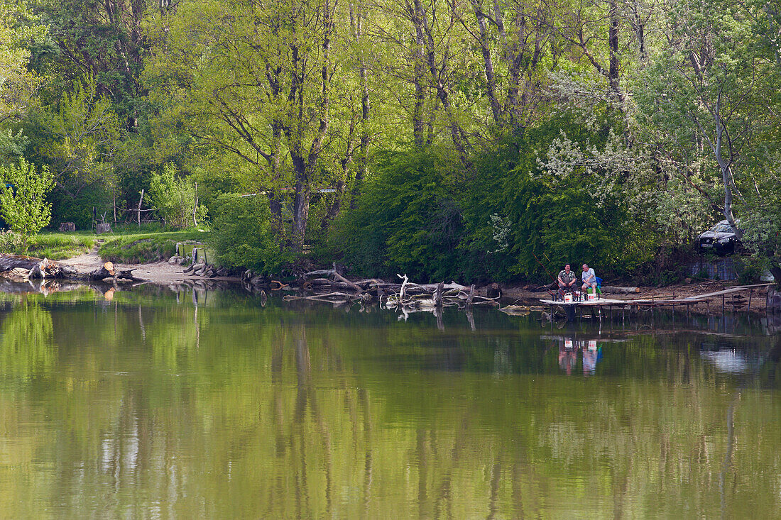 Angler Altdonauarm in Jarovecké rameno bei Bratislava , Donau (km1856 - 60) , Slowakei , Europa