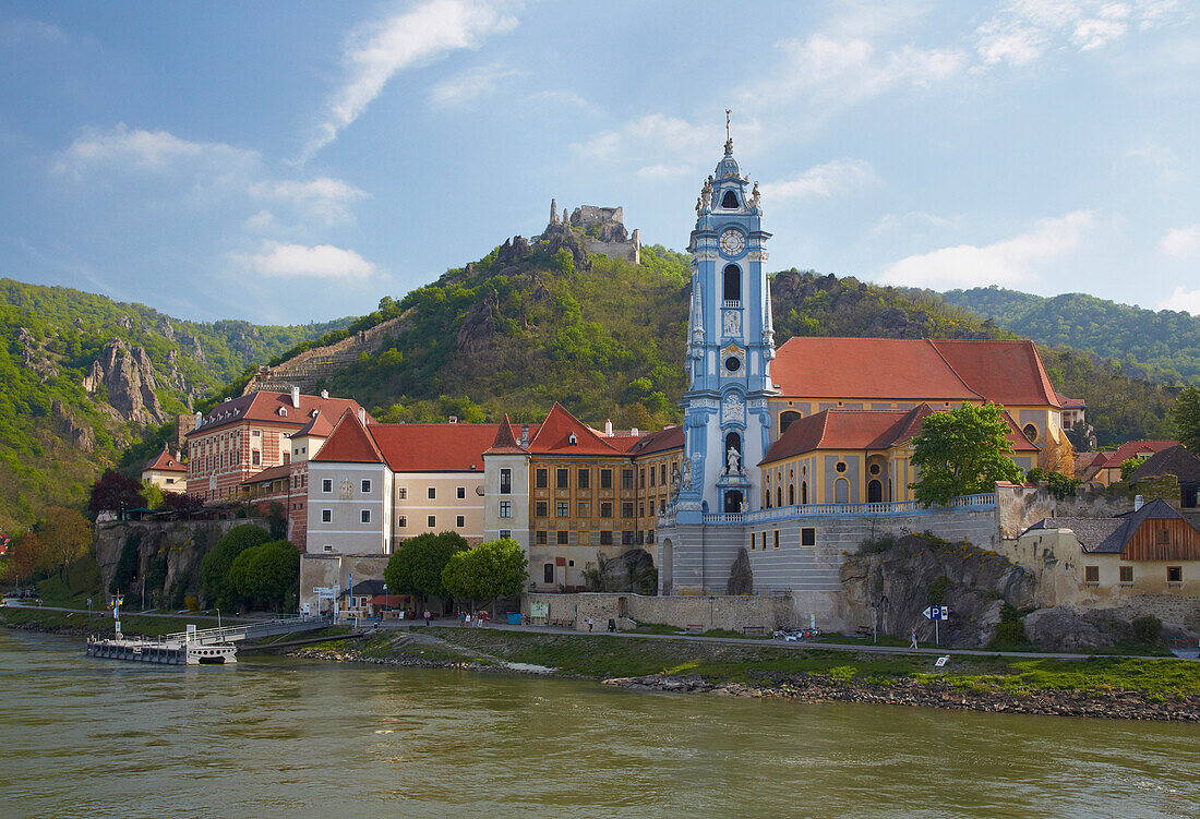 Blick auf Dürnstein mit Stiftskirche und Burgruine , Wachau , Donau , Bundesland Niederösterreich , Österreich , Europa