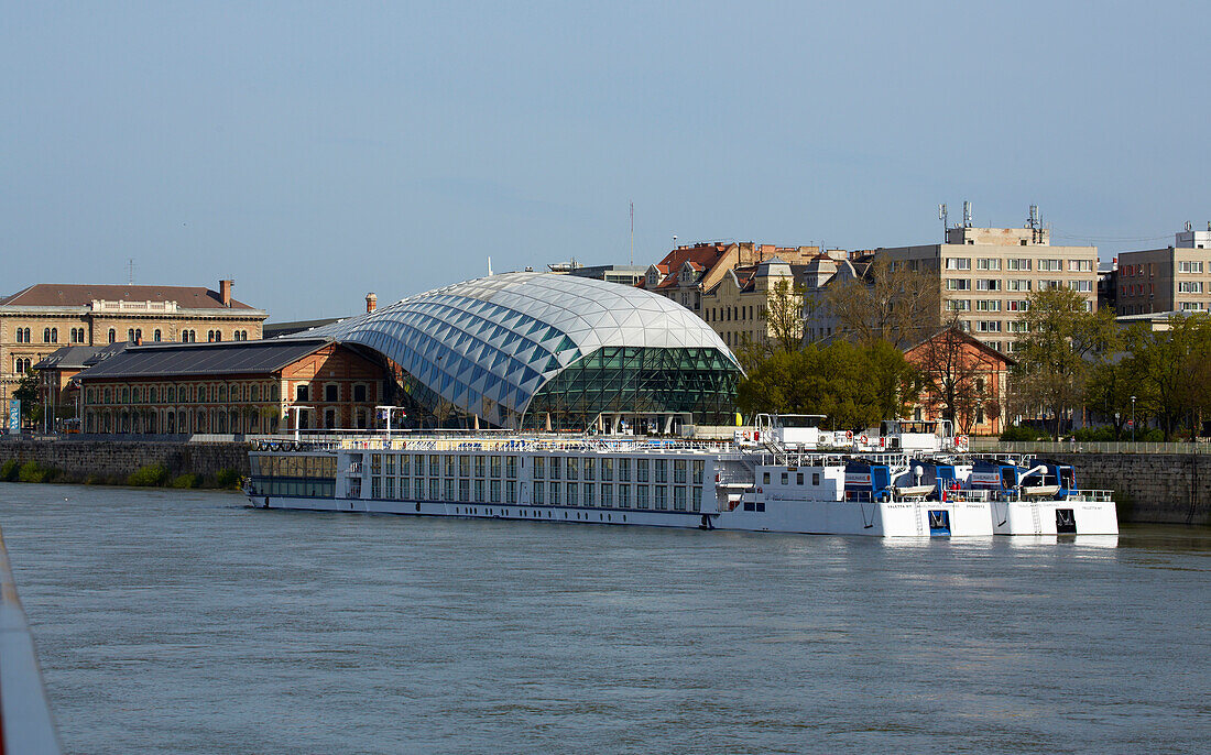 Budapest , Uferpromenade mit Wal , Zentrum für Kultur und Wirtschaft und Tourismus in Pest , Donau , Ungarn , Europa