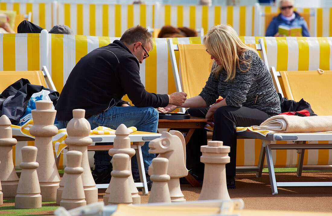 Paar spielt an Deck eines Flußkreuzfahrtschiffes auf der Donau , Ungarn , Europa