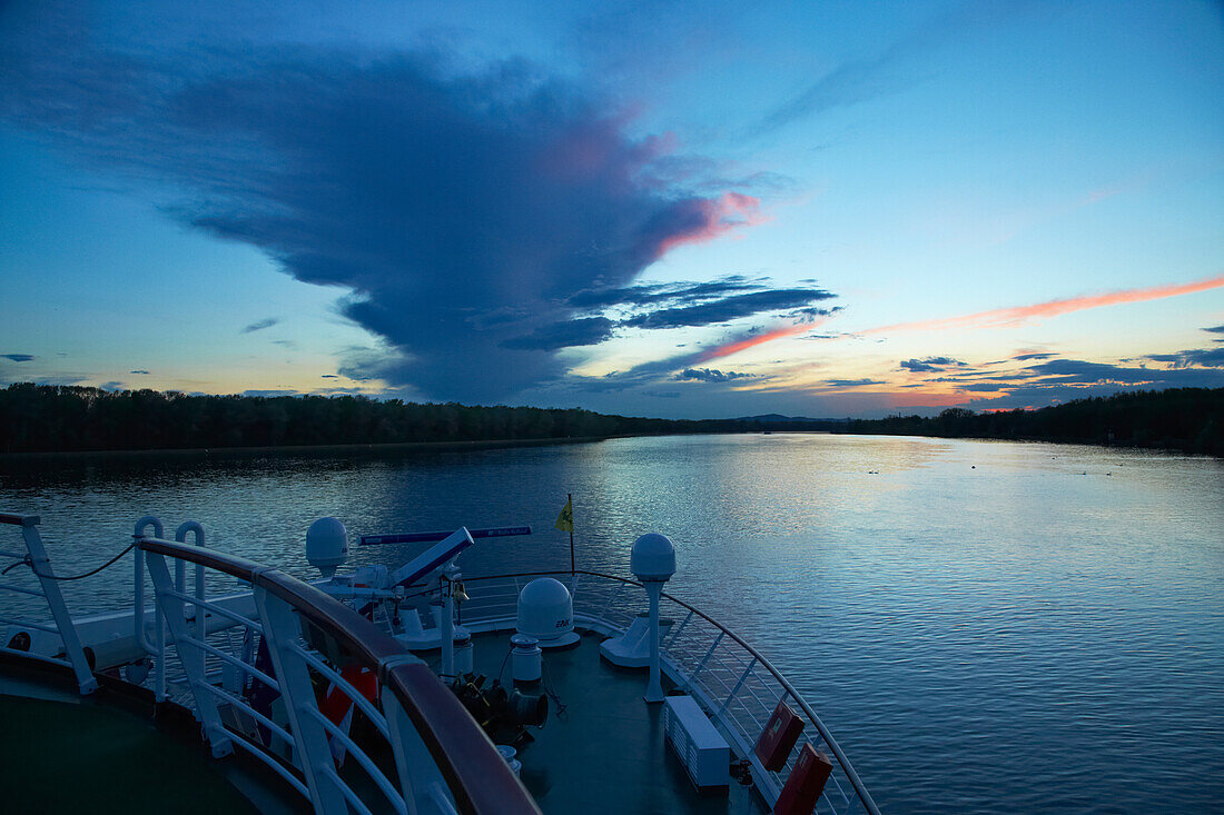 Sonnenuntergang bei der Staustufe Abwinden-Asten , Donau , Österreich , Europa