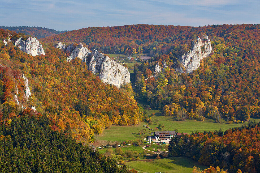 Blick vom Knopfmacherfelsen über das Tal der Donau auf Schloß Bronnen , Schwäbische Alb , Baden-Württemberg, Deutschland , Europa