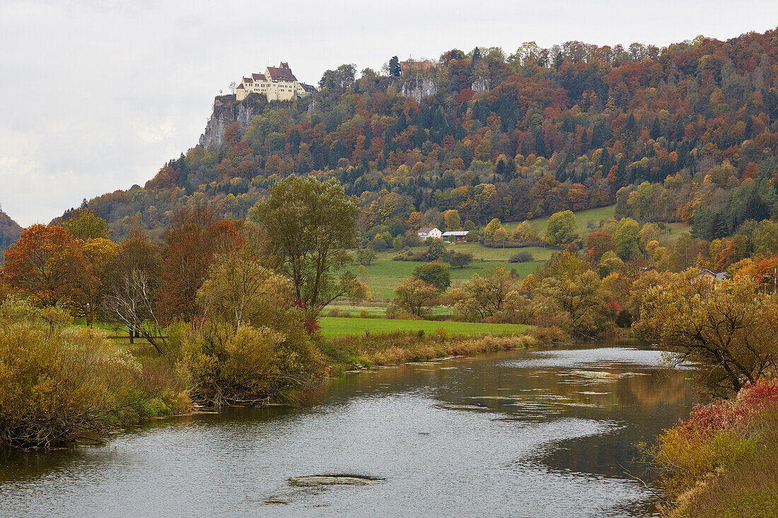 Blick von Hausen i.T. über die Donau auf Burg Werenwag , Schwäbische Alb , Baden-Württemberg, Deutschland , Europa