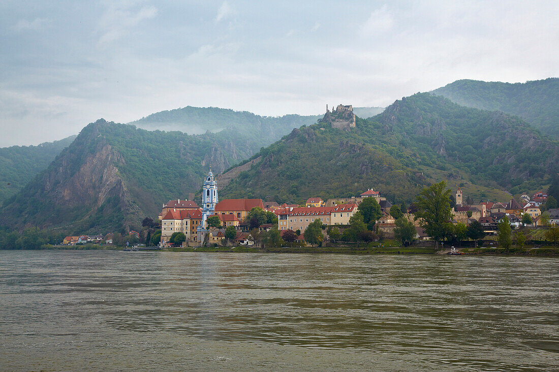 View at Dürnstein with Collegiate Church and castle ruin , Wachau , River Danube , Niederösterreich , Lower Austria , Austria , Europe