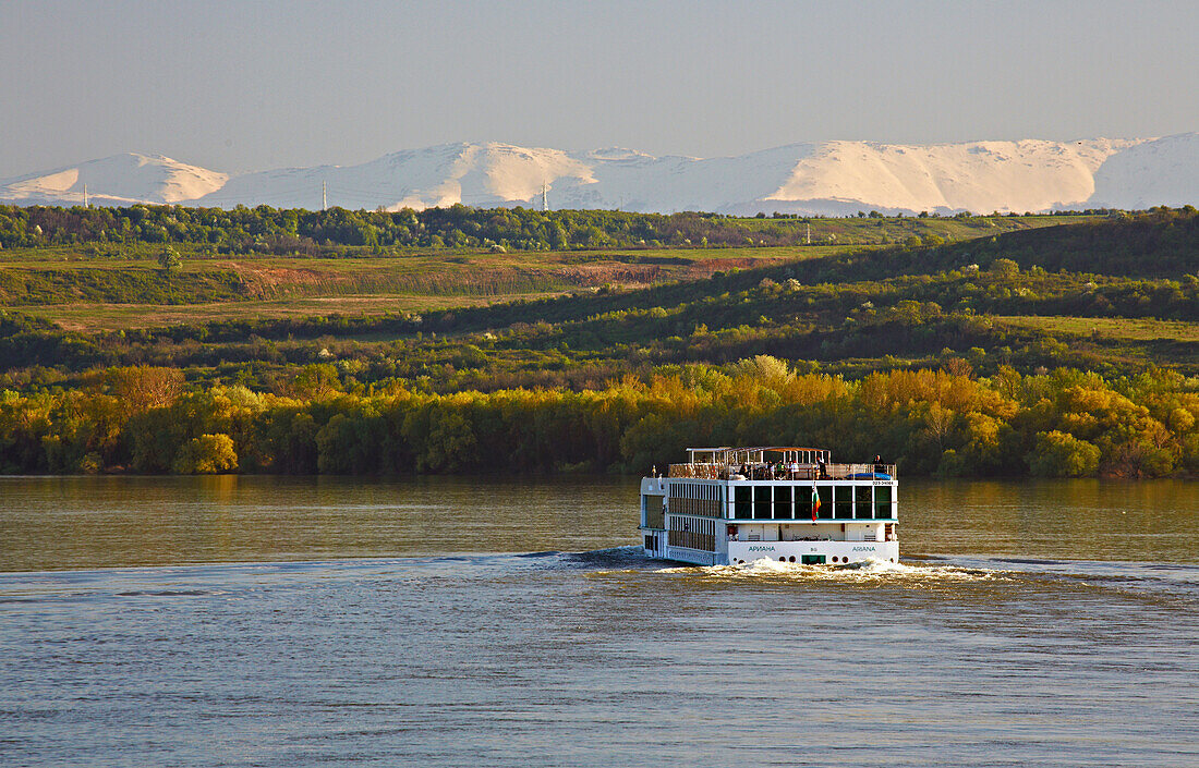 Blick über die Donau bei Calafat auf die Südkarpaten , Rumänien , Europa