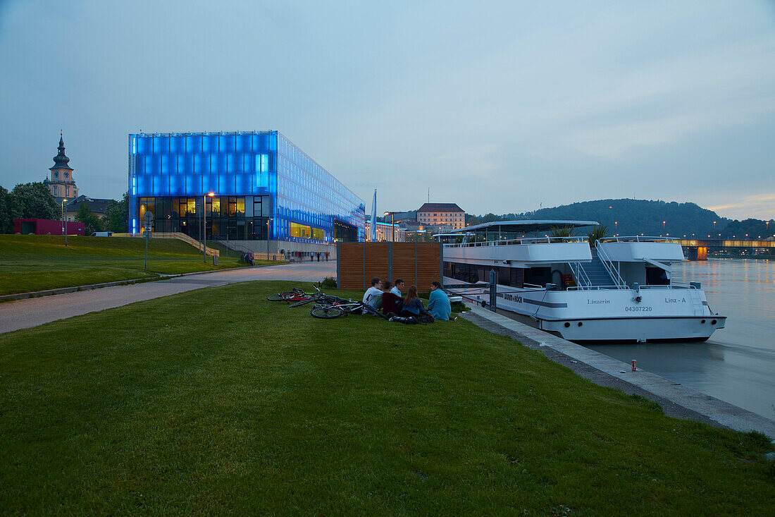 Lentos Kunstmuseum at Linz on the river Danube , Oberösterreich , Upper Austria , Austria , Europe