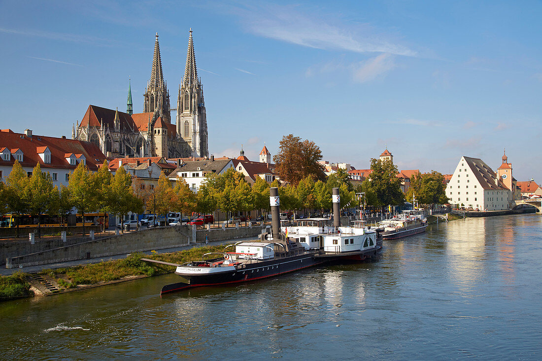 Dom und Uferpromenade und Salzstadel in Regensburg an der Donau , Bayern , Deutschland , Europa